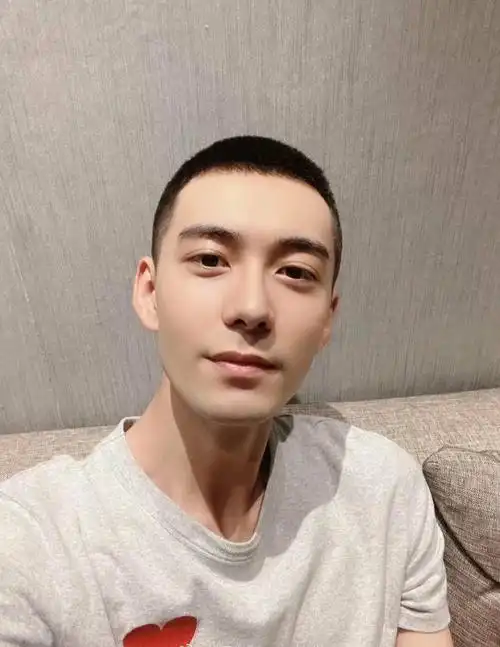 寸头搭什么衣服好看?(寸头衣服搭配图片男)