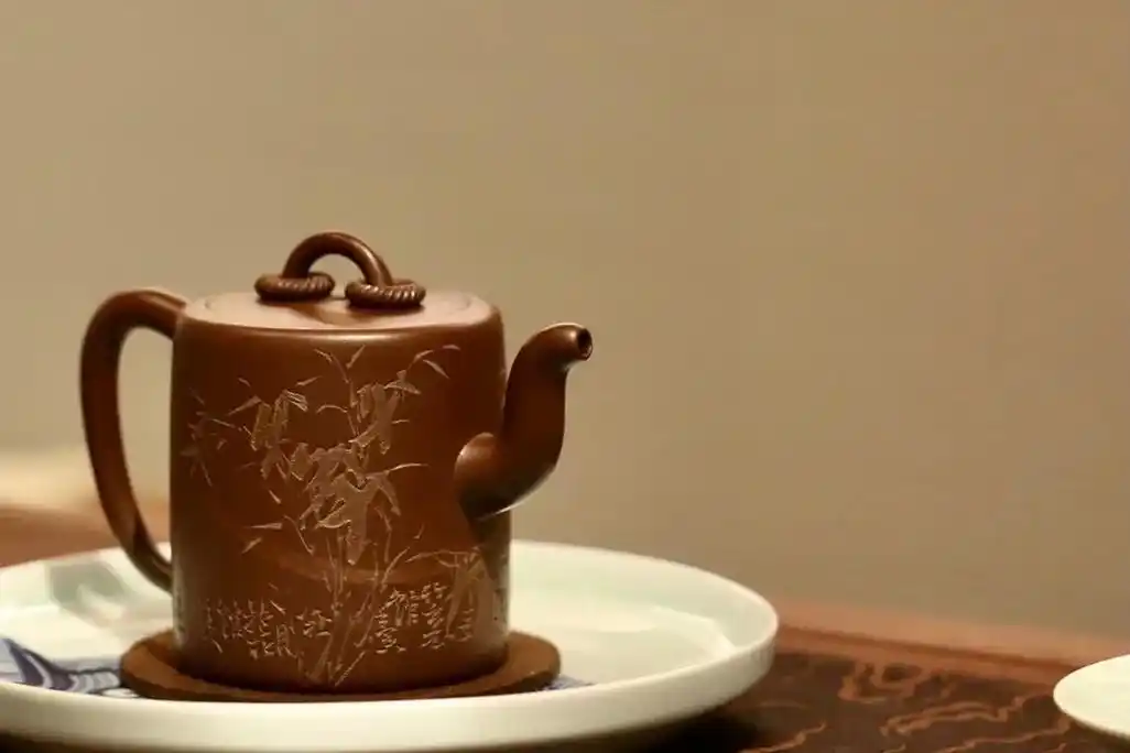 廖青制黄松刻双圈壶