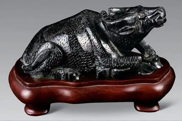 都是广西的一种墓碑料,也是一种盖猪圈的料子,市场上随处可见的墨玉