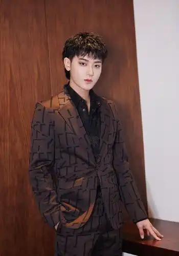 黄子韬这发型太帅了,不连接层次搭碎刘海,咖色西装精致沉稳