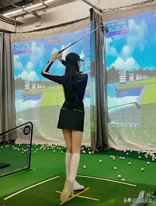 打打高尔夫球,她头戴棒球帽,穿上运动超短裙,小腿袜,活力十足.