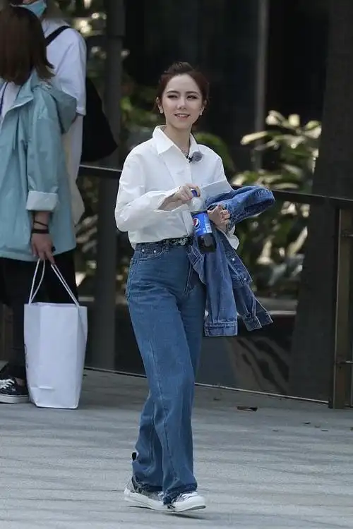 邓紫棋不穿礼裙的时候跟普通女孩没两样穿衬衫配牛仔裤好清爽