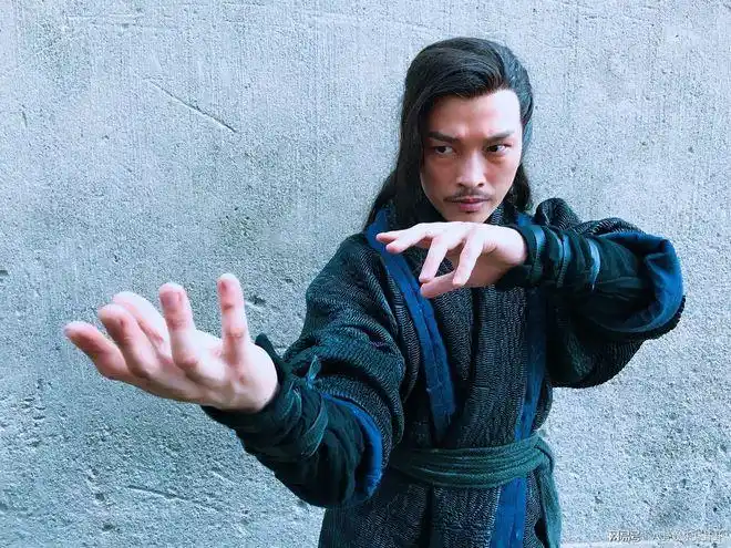 内地新生代武打演员陈韦然古装造型一身正气英姿焕发