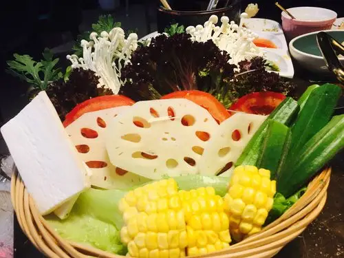 时蔬拼盘:蔬菜的种类也非常多,桐蒿,生菜,莲菜,秋葵,玉米,香菇,金针菇