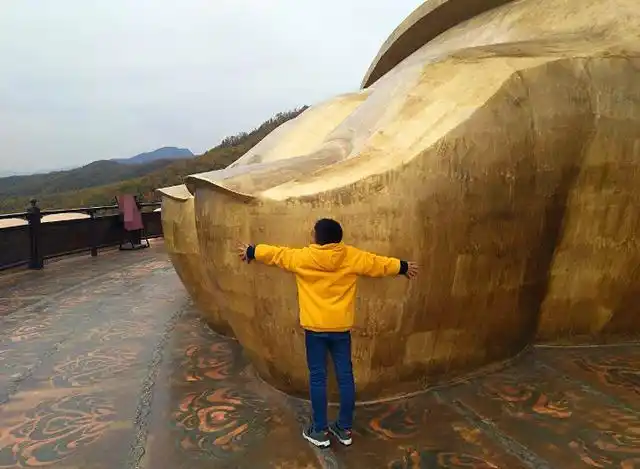 摸一下佛脚要50元,游客:拜不起|中原大佛|乐山大佛_网易订阅