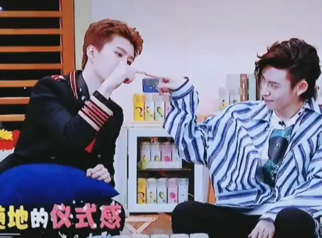 范丞丞和小鬼碰面,他们的"打招呼动作"火了,友情的象征