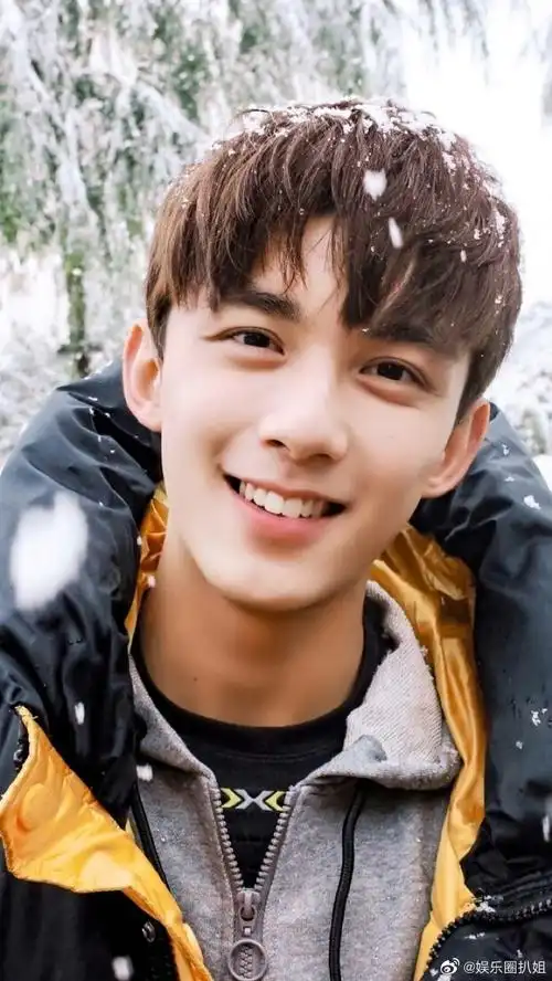 吴磊黑色背心随拍