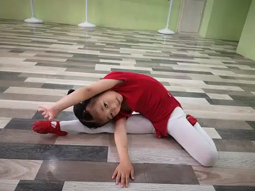 压旁腿《脸朝上》