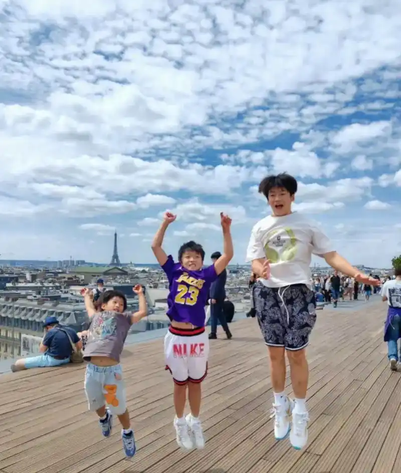 邹市明一家五口闪耀巴黎奥运会现场,儿子轩轩身高赶超父亲成焦点