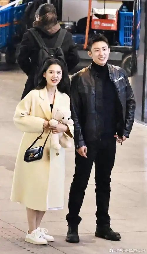 黄景瑜张婧仪的身高差##黄景瑜张婧仪新剧搭肩牵手路透