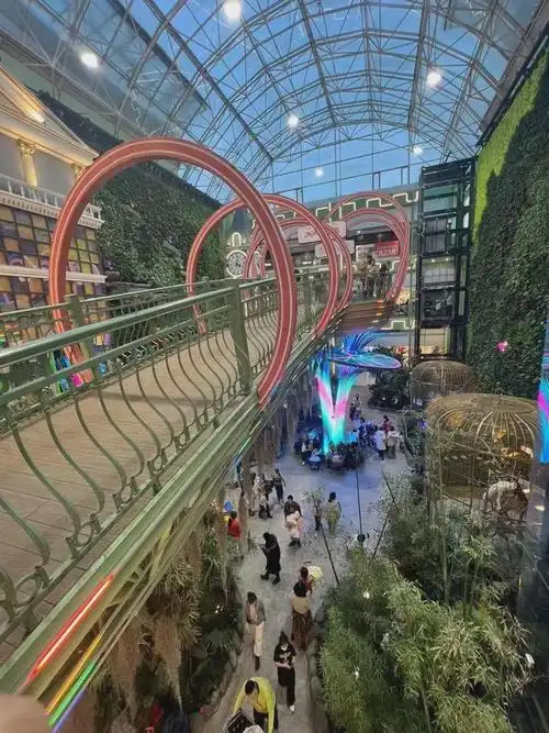 欧亚卖场年味十足到处悬挂着灯笼快过年了