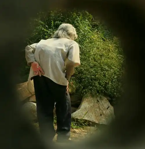 看着她慢慢远去的背影