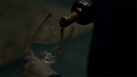 酒杯倒酒动态图片