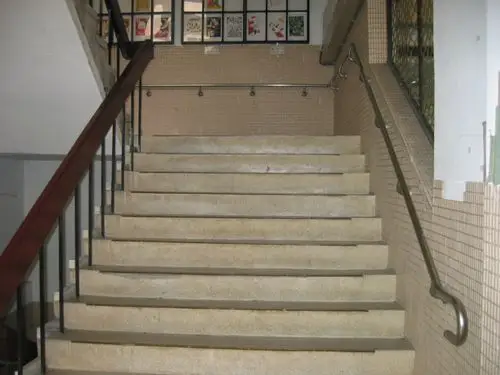 2)学校的楼梯间死角