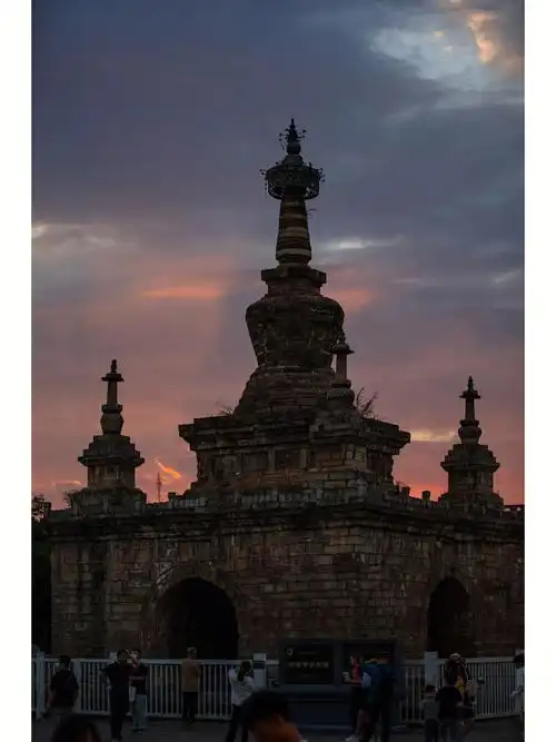 昆明旅行  妙湛寺金刚塔"藏在"昆明官渡古镇中,建于明天顺二年,上有