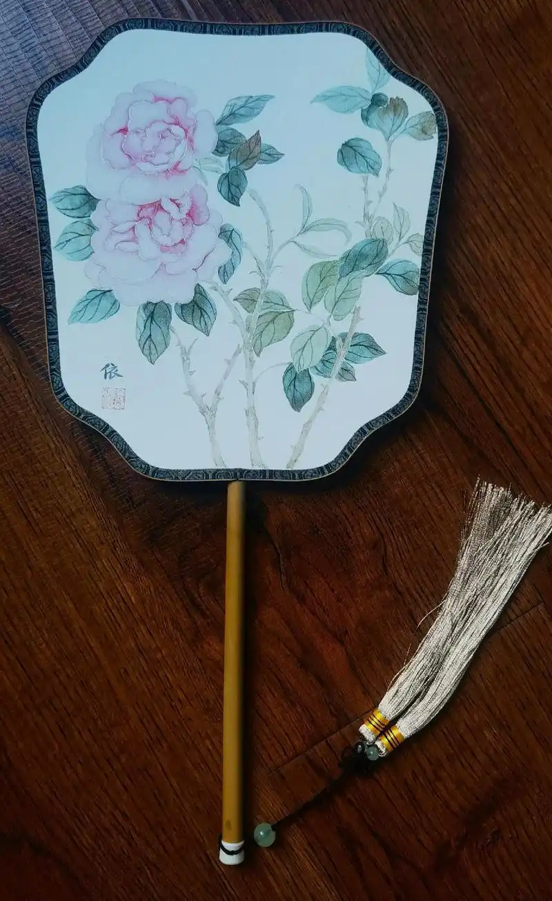 国画 #古风扇子 #国风古韵 #团扇 闲画月季花扇面图:想 - 抖音