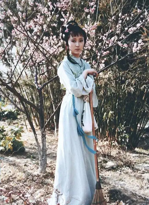 老照片:黛玉葬花经典剧照