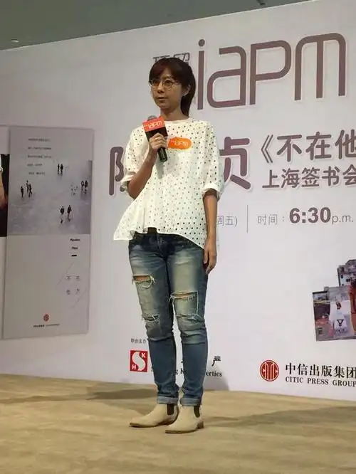 陈绮贞略发福签售散文集 今年不出新专辑