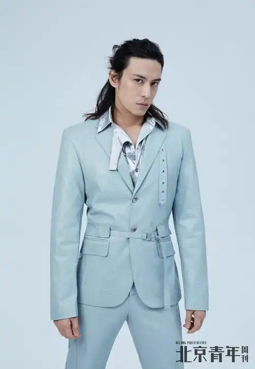 陈楚河时尚大片演绎绅士品格 慵懒眼神魅力无限