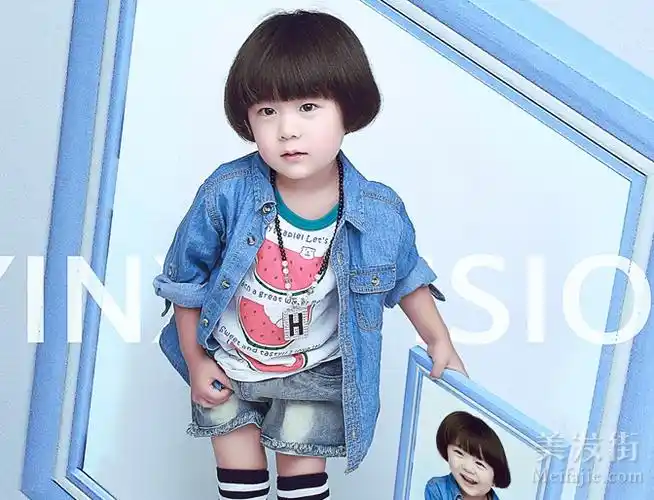 小女孩蘑菇头图片