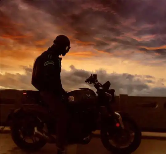 444号车友图片摩托车可以随时随地带你去野外拍溪流与星空,灯光和车