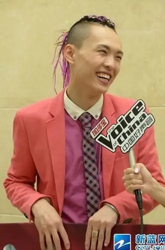 谁知道中国好声音里张玮的紫色外套和衬衣那里有卖啊