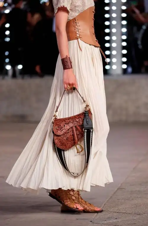 迪奥举办2021早春成衣系列时装秀