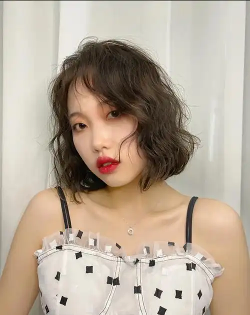 2021发型别乱剪,烫发就选卷卷烫,效果洋气又时尚