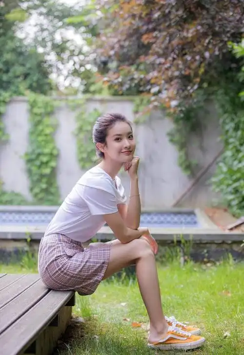 换上一条衬衫裙的赖雨濛,也是青春活力的,以白色为