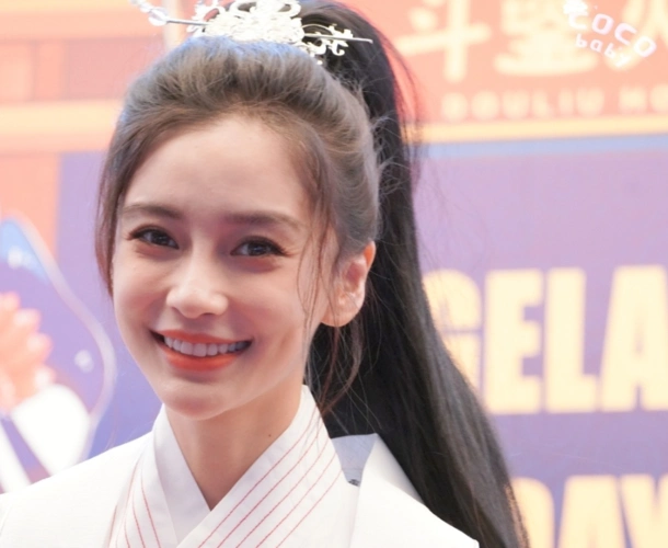 杨颖生日请粉丝吃火锅大笑时被原相机抓拍终于看出她32岁了