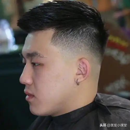 三面推光的男生发型,帅气又有型