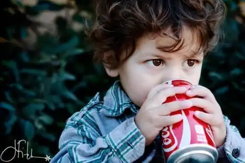 可乐是活动必需品,但常喝可乐伤牙又易胖,会得食管癌,你知道吗