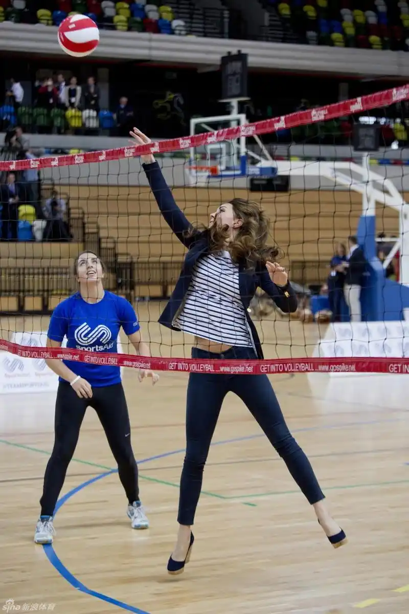 英国凯瑟琳王妃体验排球_高清图集_新浪网