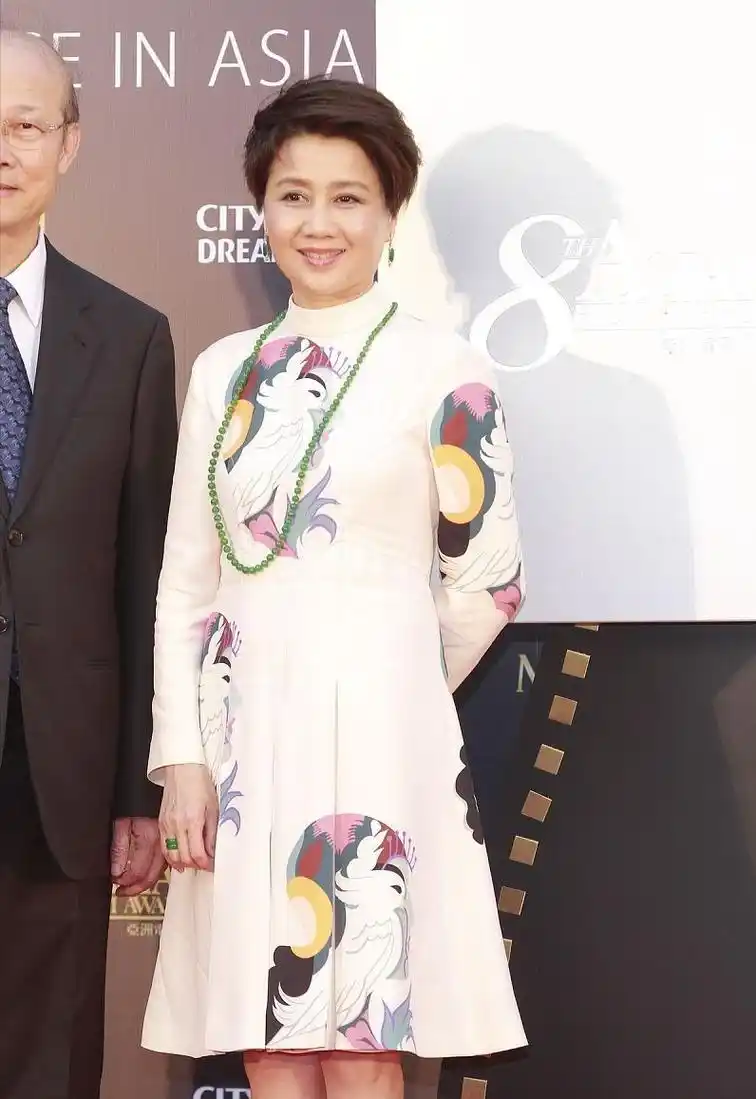 四太梁安琪果然有赢家风范,套装裙装都显出气度,休闲风也霸气