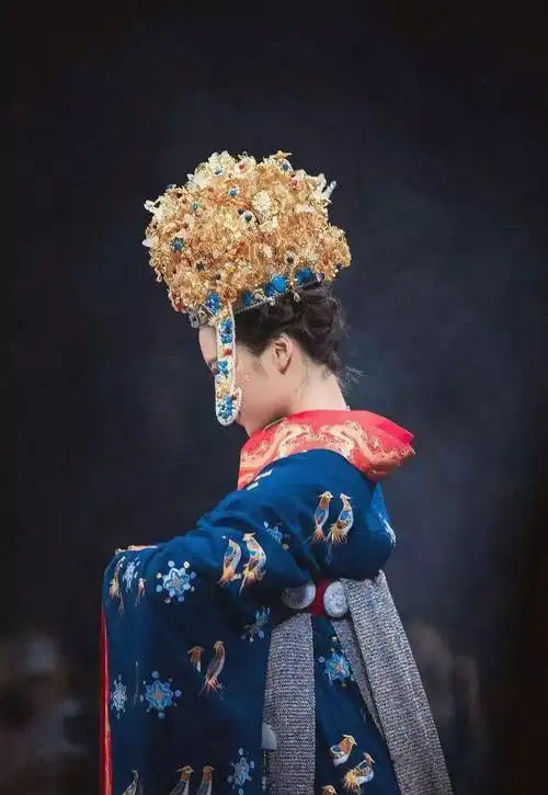 袆衣愿在衣而为领承华首之余芳禅衣汉裳