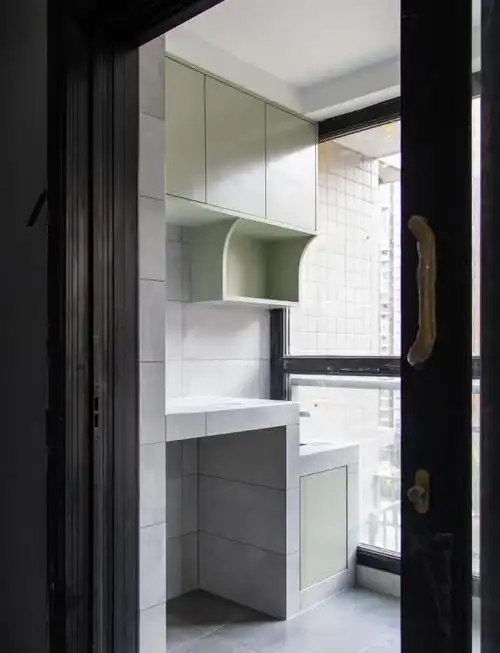 瓦工砌好阳台洗衣池,木工随手打个柜门封住,看到效果我美滋滋!