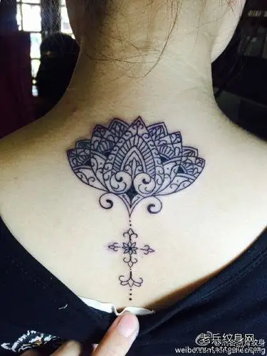 后背莲花图腾纹身图案