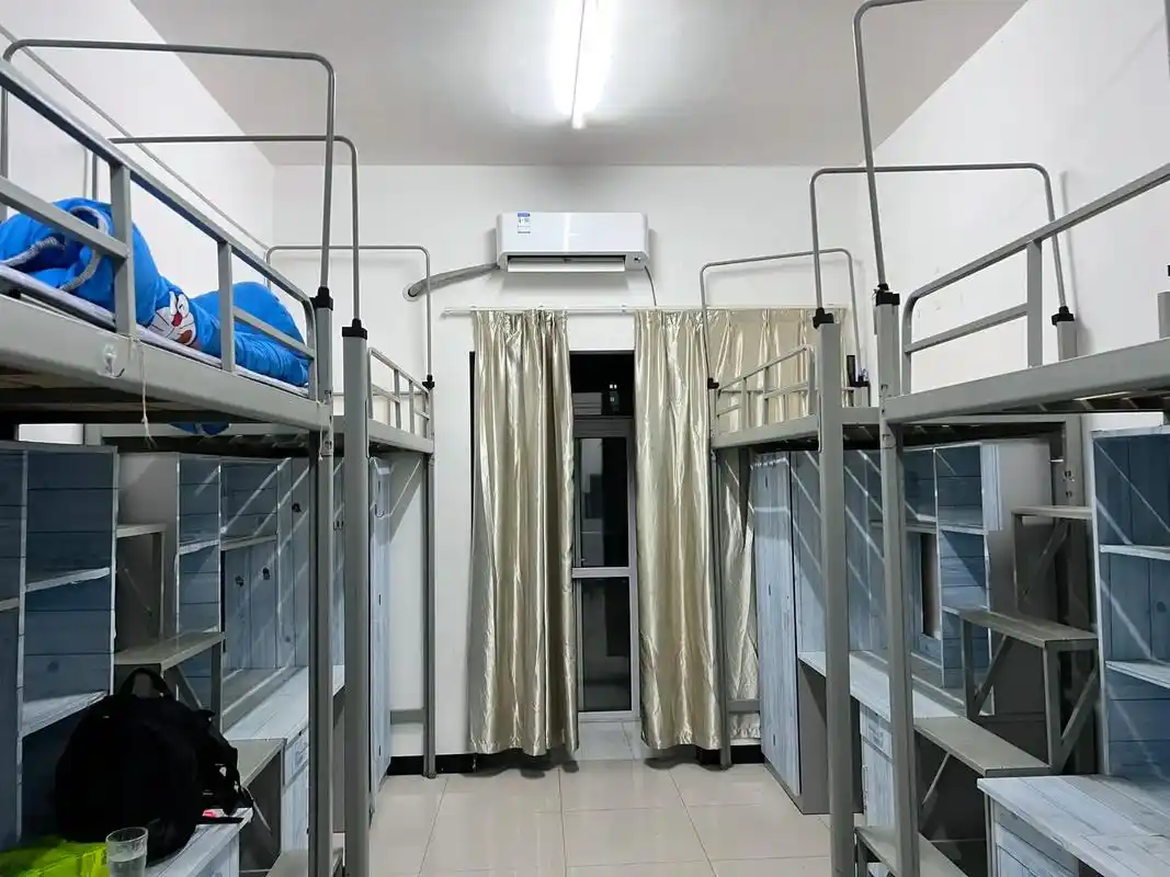 有生之年竟然能住到学校的四人间,上床下桌.