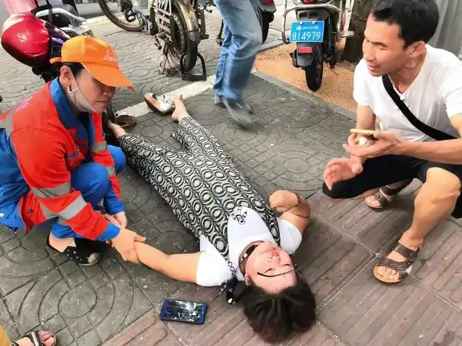 【海口环卫】京兰公司:中年妇女突然晕倒,环卫工人出手施救