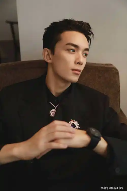 原创又一位霸道总裁来袭!吴磊身穿西装帅气十足,21岁气质似贵公子