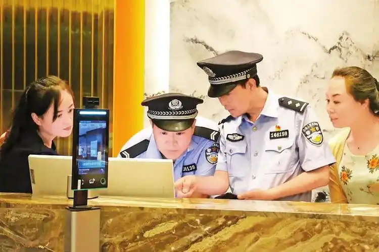 站好"平安哨"当好"守夜人"--甘肃省公安机关开展夏夜治安巡查宣防统一