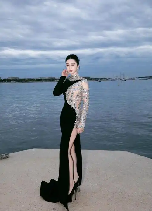 范冰冰出席戛纳电影节中法电影人酒会半露风大胆奔放