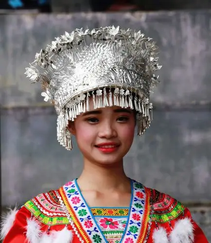 看到了苗族绚丽多姿的民族风情和文化艺术,  她们服装和头饰各有不同