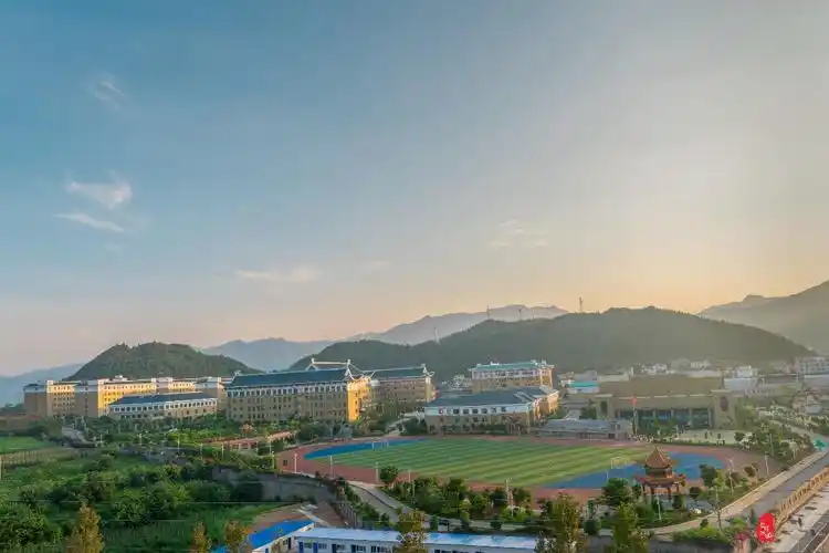 星际飞碟上看   兴义八中初中部     阳光书院