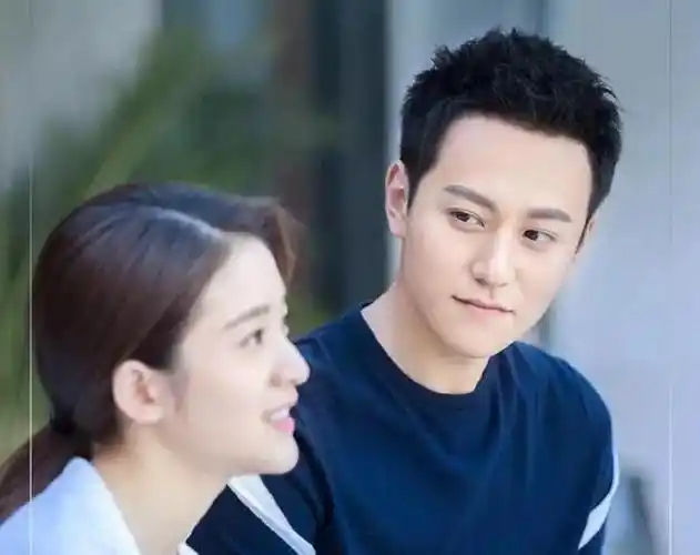 张雪迎和秦俊杰在拍摄《泡沫之夏》时相识,他们在剧中的一些亲密场景