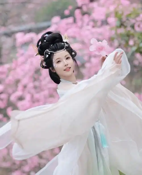 穿汉服赏辛夷千名国风爱好者相约绵阳九皇山人气火爆共赏辛夷花海