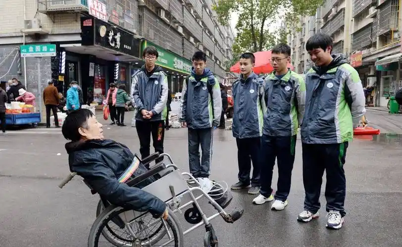 原创半截人彭水林被货车削成78厘米妻子不离不弃如今当上老板