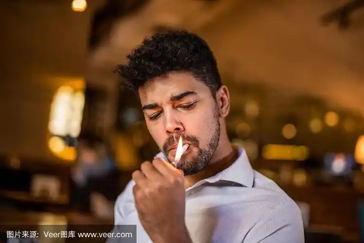 中年男子在酒吧里抽烟.