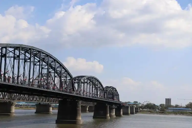 往年去辽宁丹东市鸭绿江断桥旅游打卡,睇到被美国鬼炸断铁路大桥 - 抖