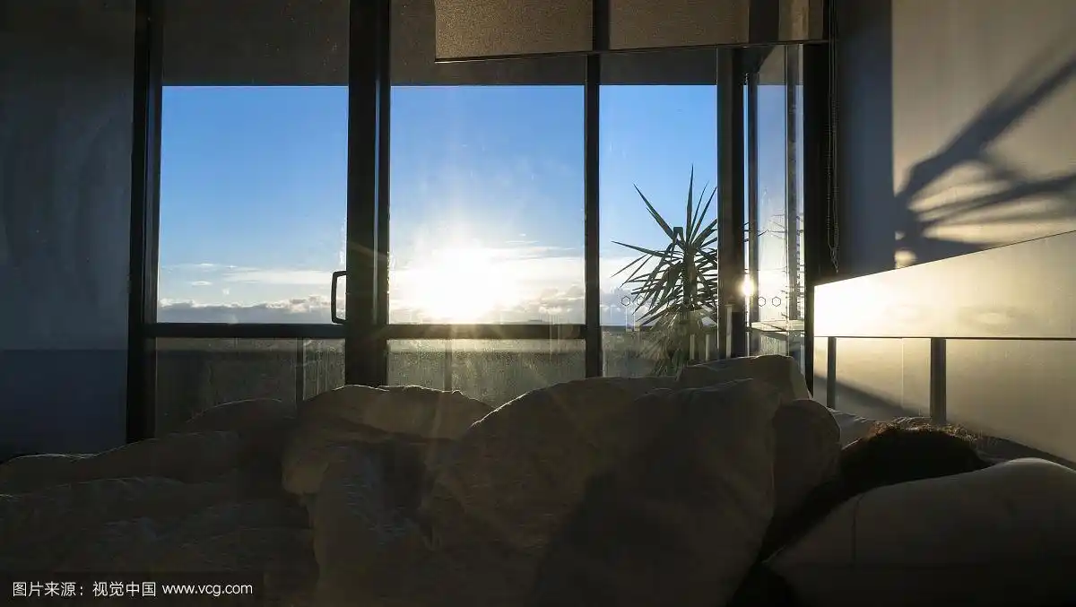 清晨窗户外的一缕阳光